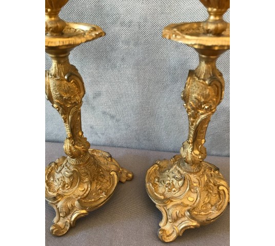 Paire de bougeoirs en bronze doré d'époque 19 ème de style Louis XV