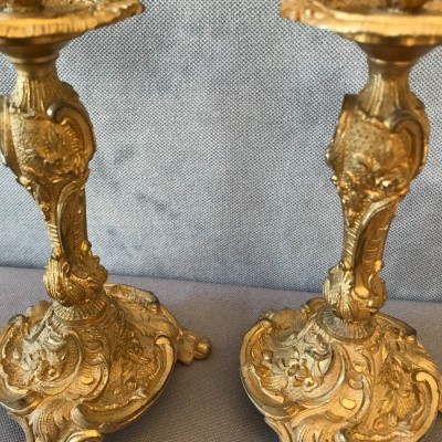 Paire de bougeoirs en bronze doré d'époque 19 ème de style Louis XV