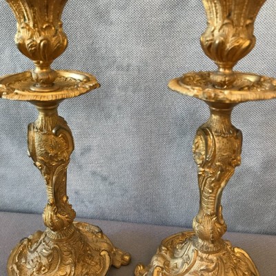 Paire de bougeoirs en bronze gilt d' epoch 19 ème de style Louis XV