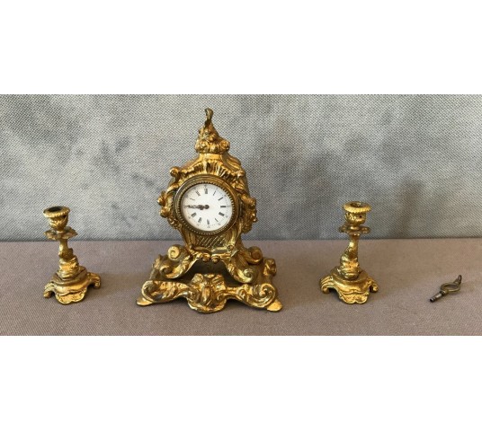 Ravissante petite pendule avec deux bougeoirs en bronze doré d'époque 19 ème Napoléon III