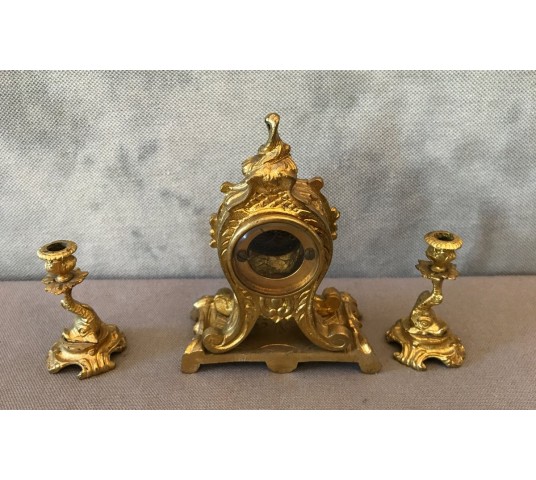 Ravissante petite pendule avec deux bougeoirs en bronze doré d'époque 19 ème Napoléon III