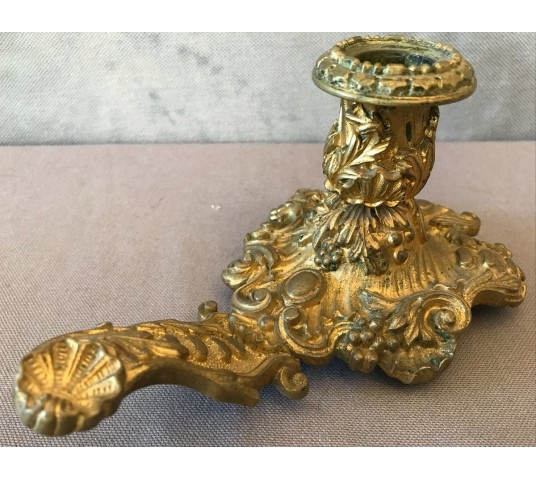 Petit bougeoir de main en bronze doré de style Louis XV d'époque 19 ème