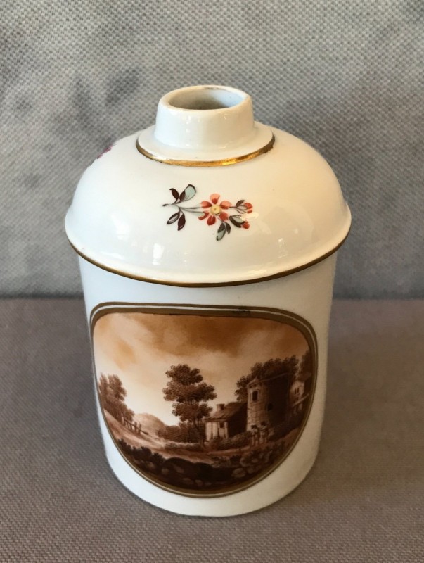 Petit pot en porcelaine de Frankethal vers 1775