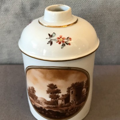 Petit pot en porcelaine de Frankethal vers 1775