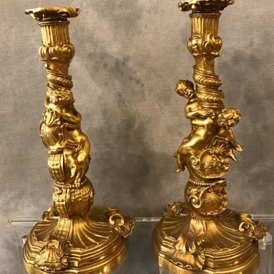 Ravissante paire de flambeaux d'époque 18ème Louis XV en bronze doré