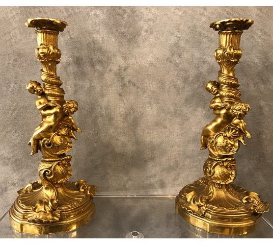 Ravissante paire de flambeaux d'époque 18ème Louis XV en bronze doré