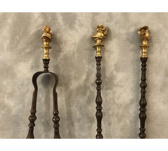 Exceptionnel ensemble de trois pièces de cheminée en fer et bronze doré d'époque 19 ème