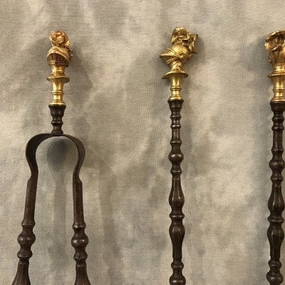 Exceptionnel ensemble de trois pièces de cheminée en fer et bronze doré d'époque 19 ème
