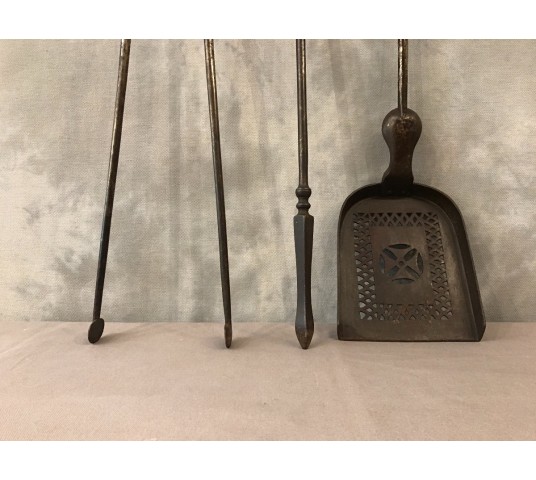 Exceptionnel ensemble de trois pièces de cheminée en fer et bronze doré d'époque 19 ème