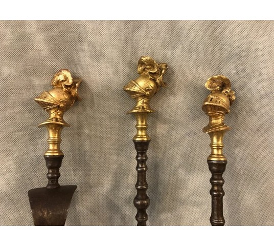 Exceptionnel ensemble de trois pièces de cheminée en fer et bronze doré d'époque 19 ème