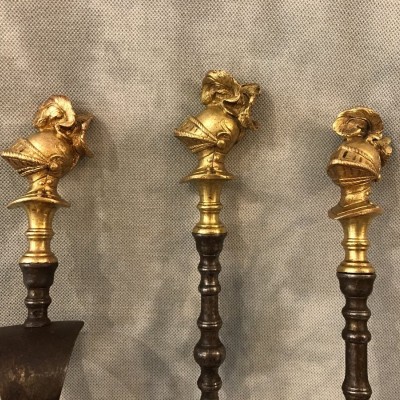 Exceptionnel ensemble de trois pièces de cheminée en fer et bronze doré d'époque 19 ème