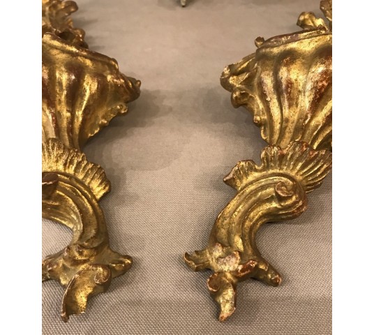 Paire d'appliques en bois doré de style Louis XV d'époque XX ème