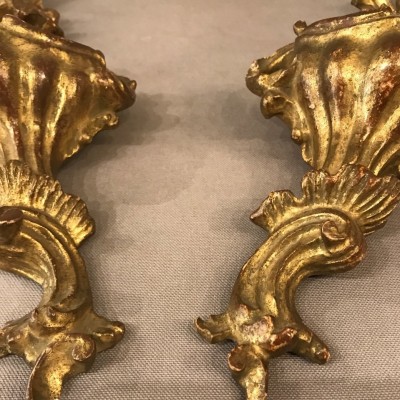 Paire d'appliques en bois doré de style Louis XV d'époque XX ème