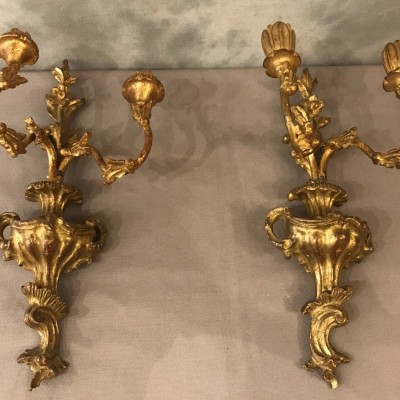 Paire d'appliques en bois doré de style Louis XV d'époque XX ème