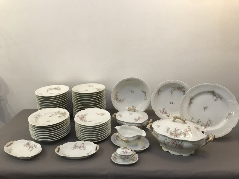 Service de table en porcelaine dans le goût du Limoges