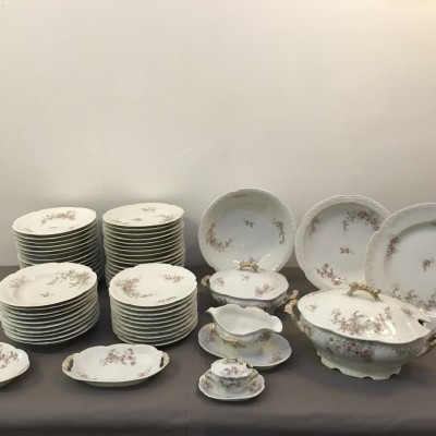 Service de table en porcelaine dans le goût du Limoges