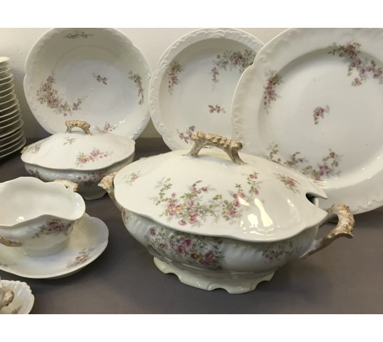 Porcelain table service in the taste of Limoges