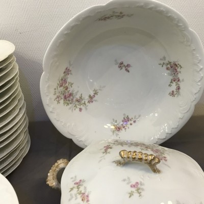 Service de table en porcelaine dans le goût du Limoges