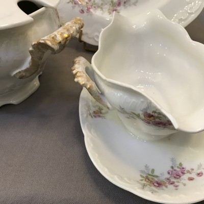 Service de table en porcelaine dans le goût du Limoges