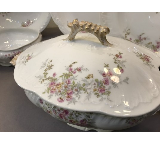 Service de table en porcelaine dans le goût du Limoges