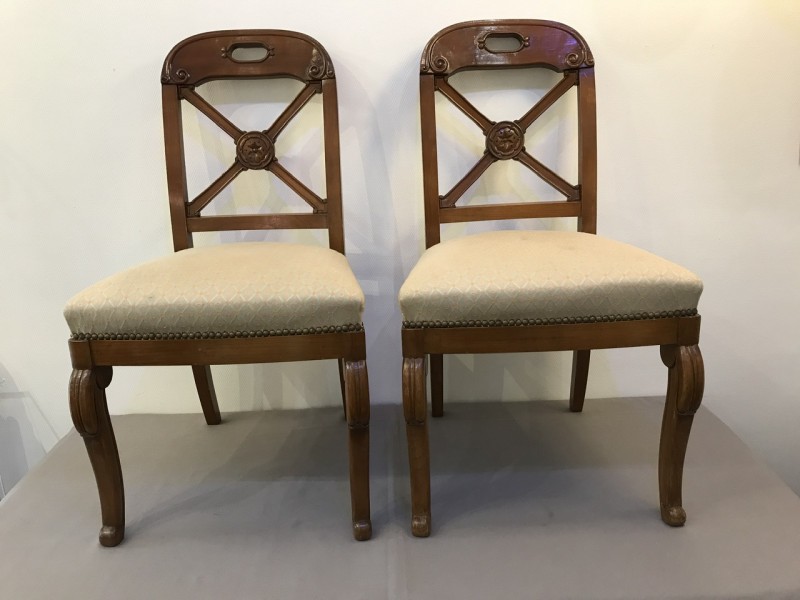 Deux chaises en merisier de style Restauration.