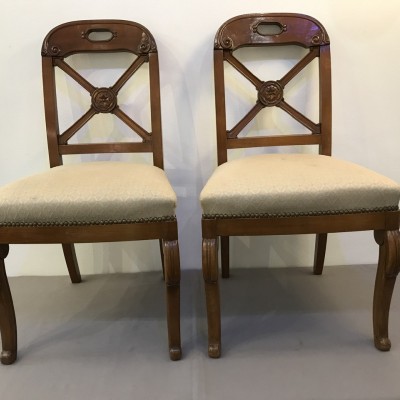 Deux chaises en merisier de style Restauration.