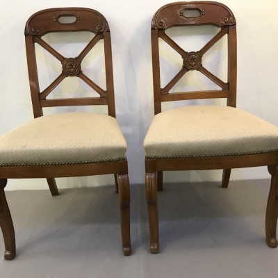 Deux chaises en merisier de style Restauration.