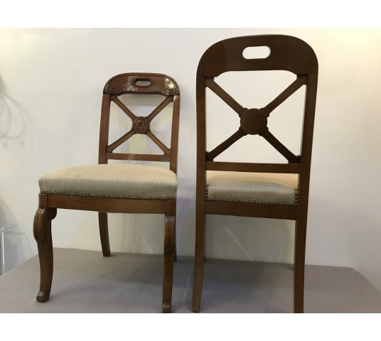 Deux chaises en merisier de style Restauration.