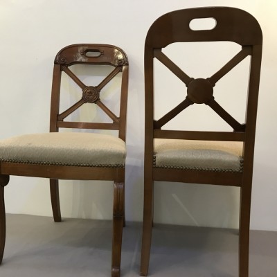 Deux chaises en merisier de style Restauration.