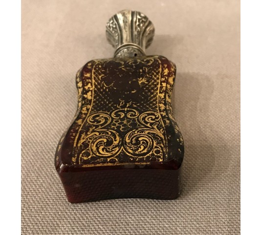 Flacon à sel " vinaigrette" d'époque Régence, argent, cristal rouge et décors d'or