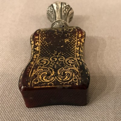 Flacon à sel " vinaigrette" d'époque Régence, argent, cristal rouge et décors d'or