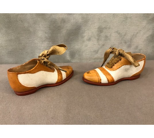 Paire de petites chaussures en porcelaine fine d'époque 19 ème