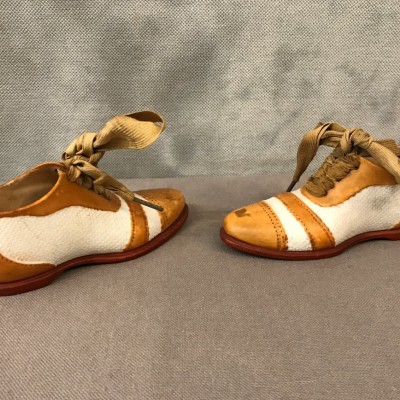 Paire de petites chaussures en porcelaine fine d'époque 19 ème