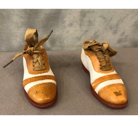 Paire de petites chaussures en porcelaine fine d'époque 19 ème