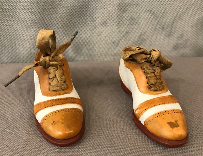 Pair of small fine porcelain shoes 19 th