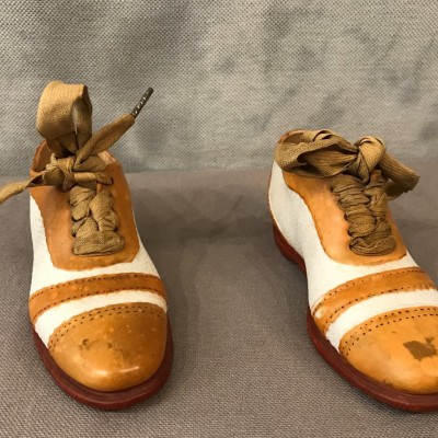 Paire de petites chaussures en porcelaine fine d'époque 19 ème