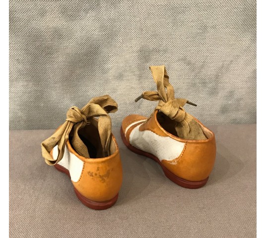 Paire de petites chaussures en porcelaine fine d'époque 19 ème