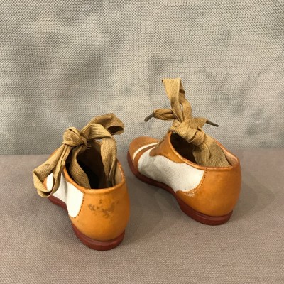 Paire de petites chaussures en porcelaine fine d'époque 19 ème