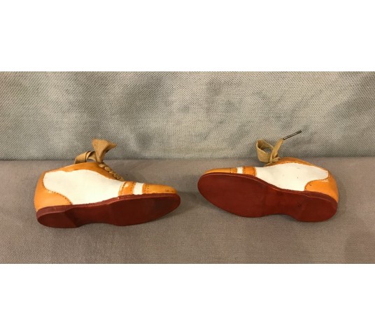 Pair of small fine porcelain shoes 19 th