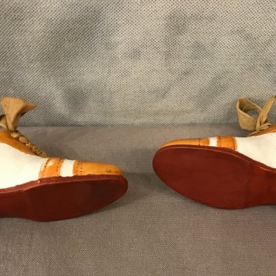 Paire de petites chaussures en porcelaine fine d'époque 19 ème