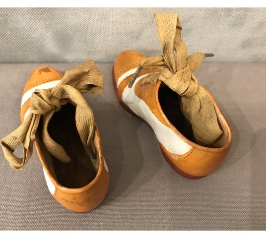 Paire de petites chaussures en porcelaine fine d'époque 19 ème