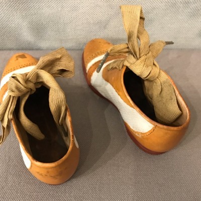 Paire de petites chaussures en porcelaine fine d'époque 19 ème