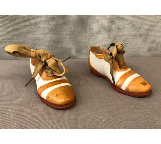 Paire de petites chaussures en porcelaine fine d'époque 19 ème