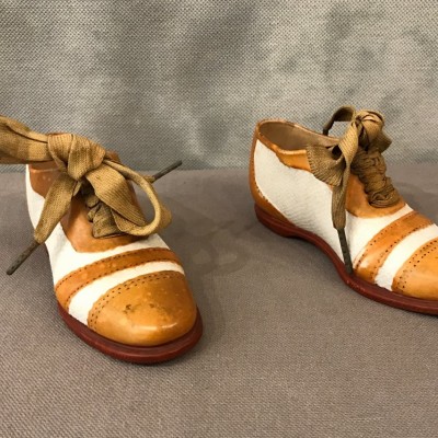 Paire de petites chaussures en porcelaine fine d'époque 19 ème