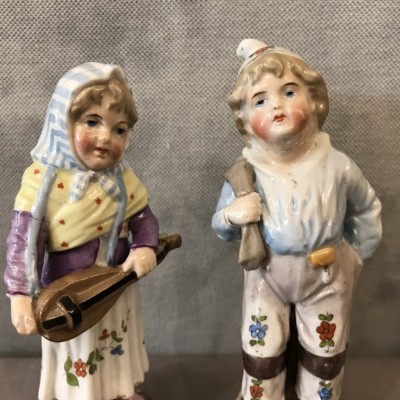 Petit couple de personnages en porcelaine de Dresden d'époque 19 ème