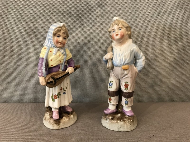 Petit couple de personnages en porcelaine de Dresden d'époque 19 ème