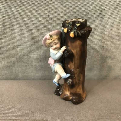 Petite fille grimpant au tronc d’arbre en porcelaine d’époque 19ème