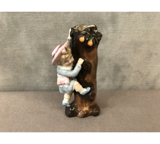 Petite fille grimpant au tronc d’arbre en porcelaine d’époque 19ème