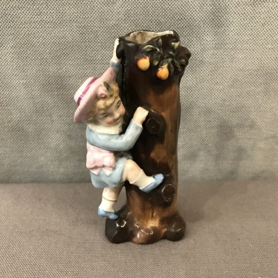 Petite fille grimpant au tronc d’arbre en porcelaine d’époque 19ème