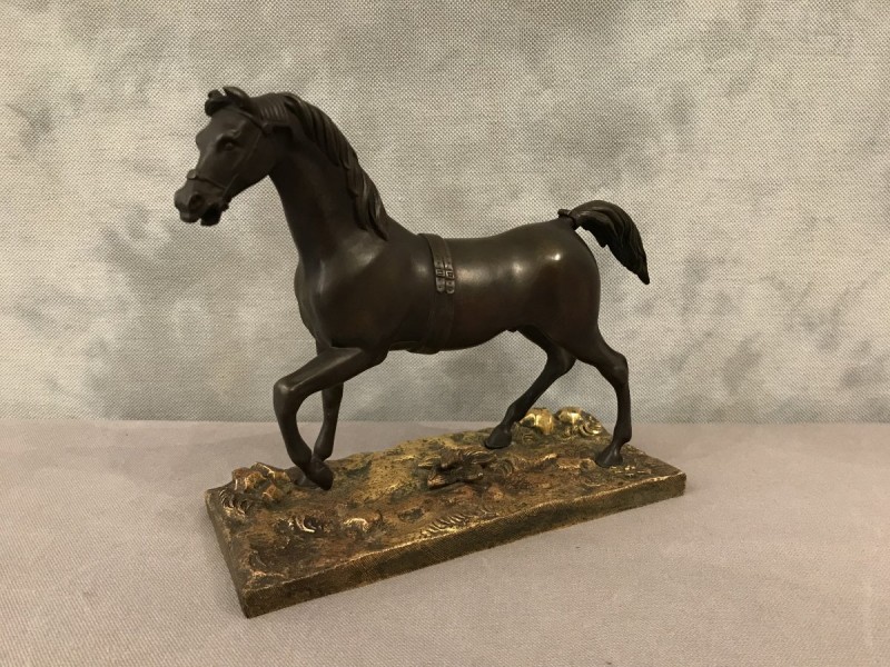 Petit cheval en bronze patiné d'époque 19 ème